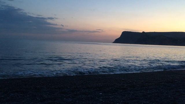 Стоишь на берегу и чувствуешь солёный запах ветра, что веет с моря. И веришь, что свободен ты... смотреть онлайн