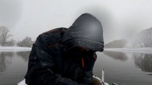 Рыбалка в марте с лодки на Москва-реке, Крупные приманки рулили!