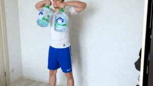 Как накачать плечи в домашних условиях бутылками с водой