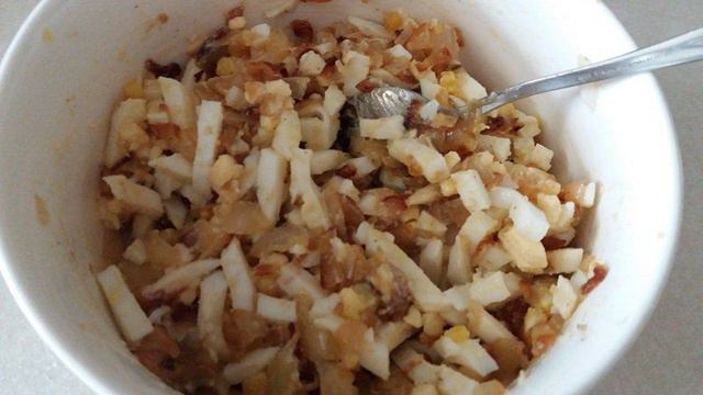 Мясные зразы с яйцом и луком в томатном соусе