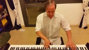 Песня идёт солдат по городу, по незнакомой улице поёт и играет на пианино кавер