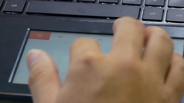 จับของจริง Zenbook Pro 15 โน้ตบุ๊คที่เปลี่ยนทัชแพดให้กลายเป็นจอที่ 2 ได้ | Droidsans смотреть онлайн