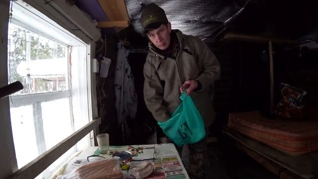 Ночую на второй избе. Сильно устал. Кто был в избе. Готовлю ужин.