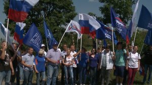 Ставропольцы развернули российский триколор на вершине горы Стрижамент