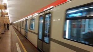 Отправление поезда метро "Балтиец" со станции метро Гражданский Проспект.
