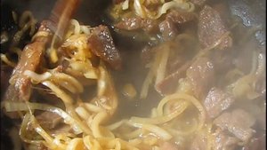 Гуляш из говядины с солеными огурцами//Gulasz z wołowiny z piklami