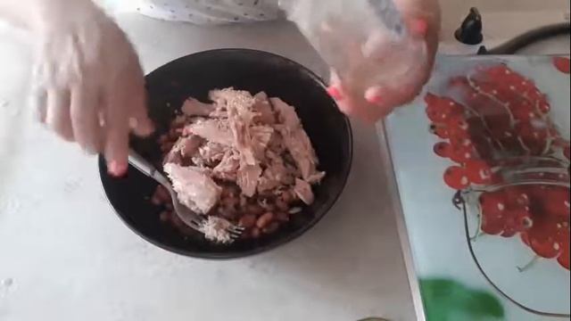 ''САЛАТ с темной фасолью и тунцом'' --- А МНЕ НРАВИТСЯ КУШАТЬ ТАК смотреть онлайн