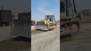 бульдозер ровняет площадку