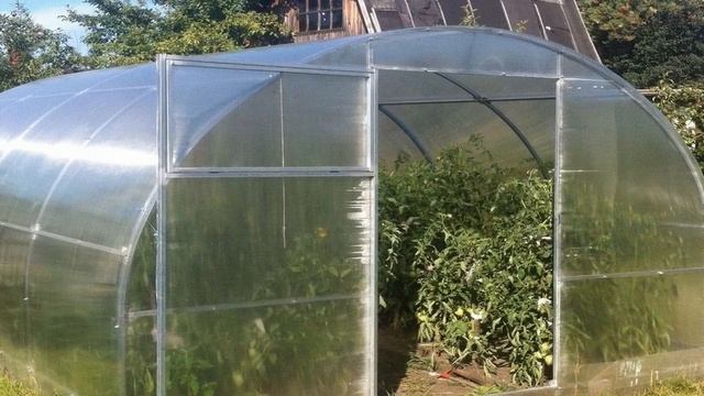 ВЕСЕННИЕ РАБОТЫ в ТЕПЛИЦЕ по подготовке грунта смотреть онлайн