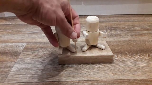 Человечки из дерева своими руками детская игрушка поделка DIY смотреть онлайн