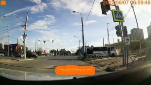 Автобус врезался в столб в Омске