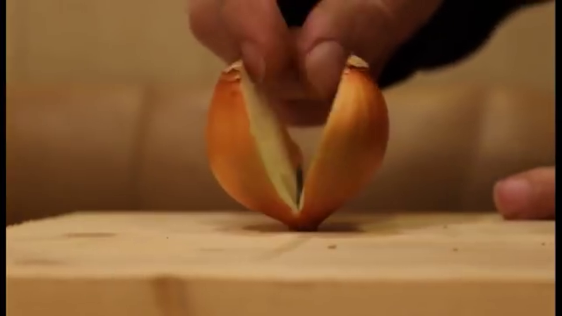 Как разрезать крупную семейную луковицу