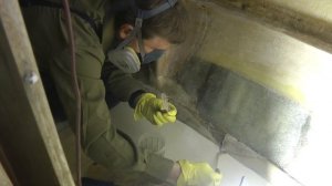 Ремонт стеклопластиковой яхты: выставляем в исходное положение внутренний корпус и фиксируем его.