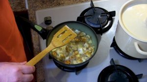 СЫРНАЯ ПОДЛИВКА ИЗ АДЫГЕЙСКОГО СЫРА или ПАНИРА! На карантине с Игорем Аверьяновым.