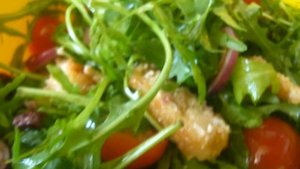 Рецепт салата  Салат с рукколой и жареной куриной грудкой