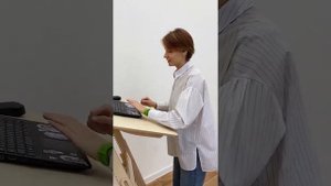 Как правильно работать за столом стоя   рассказываем о положении тела и высоте столешницы