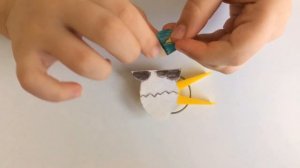 Интересная поделка из прищепки и картона