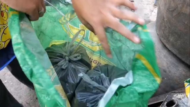 Популярные тайские уличные мясные блюда, приготовленные на гриле. Полное видео