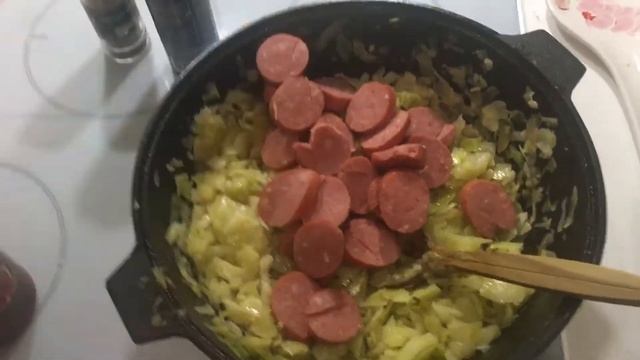 Капуста тушеная с колбасой в казане. Быстро и вкусно