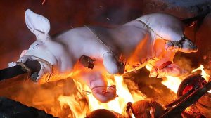 Индонезийская уличная еда - поросенок на углях.