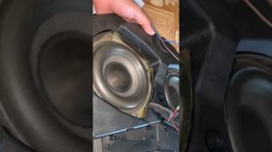 Адовый саб Bose в нишу запасного колеса