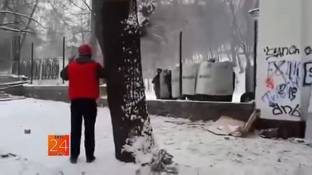 Посмотри СВЕЖЕЕ БЕРКУТ СТРЕЛЯЕТ ПО ЛЮДЯМ НА МАЙДАНЕ 2014 смотреть онлайн