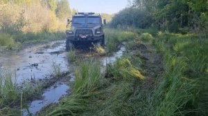 Внедорожник в болоте. ТОЙОТА МЕГА КРУЗЕР 4x4 VS Вездеход БАЙКАЛ 6х6.