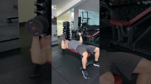 Жим гантелей лежа на горизонтальной скамье