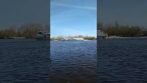 Речной внедорожник. Пассажирский теплоход Заря подходит к берегу