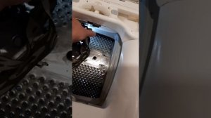 Как провернуть заклинивший барабан стиральной машинки без разборки