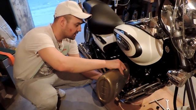 Bajaj Avenger 220 Cruise. Распаковка, пуск, замена масла. смотреть онлайн