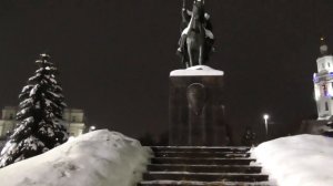 Зимний вечер, Геннадий Горин у памятника