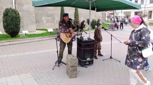 Кисловодск. "Пятачок". Поет Виктор Страхов с сыном. 22.04.2023 г.