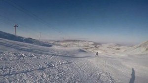 ЭКСТРИМАЛЬНЫЙ СПУСК С ГОРЫ НА ЛЫЖАХ  С МУЗЫКОЙ