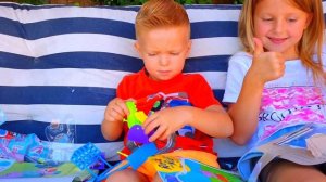 Эльвира и Райан ищет подарки  года Игры в прятки  hide and seek story for kids