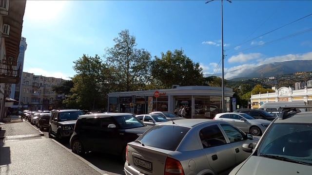 Вещевой рынок в Ялте Приобрел кроссовки .Улицы Ялты