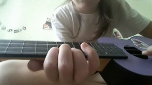 Сегодня я покажу как научиться играть на укулеле маленький отрывок с Днём Рождения тебя
