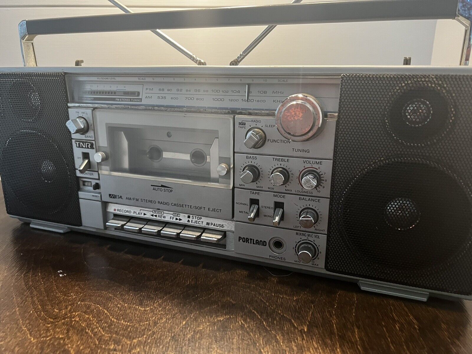 vintage am fm cassette radio portable-производство КОРЕЯ.