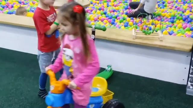 Играем в детском развлекательном центре 