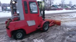 Отвал на вилочный погрузчик в работе