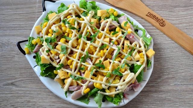 Салат с айсбергом и копченой курицей. Простой рецепт
