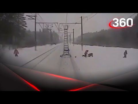 Горе-ремонтников едва не снёс поезд