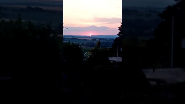 Этот момент завораживает Последние лучи заходяшего солнца🌄 смотреть онлайн