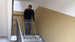 Ходунки для ходьбы по лестнице для инвалидов и пожилых людей. Презентация в подъезде.