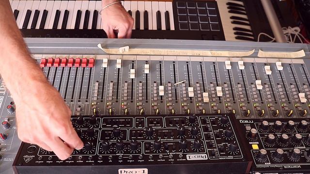 Recording live Techno Lead Synthesizer with BEHRINGER PRO-1 on top of PROPHET-6 synth pads смотреть онлайн