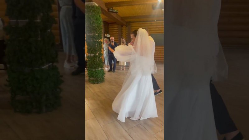 Оригинальный первый танец на свадьбе, поздравляем!#wedding