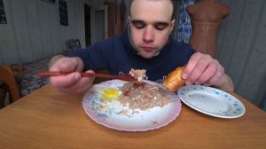 МУКБАНГ АСМР ЯИЧНИЦА/ ПШЕНИЧНАЯ КАША/ СЫР/ СОУС - МАЙОНЕЗ, КЕТЧУП/ БАГЕТ/ EATING ASMR Mukbang