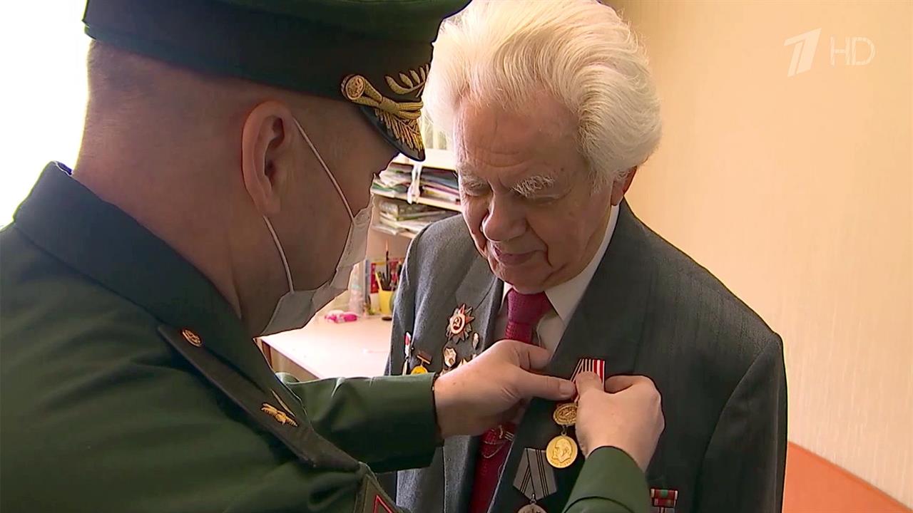 В Екатеринбурге с 75-летием Победы поздравили ветерана "живым" концертом и онлайн-авиапарадом