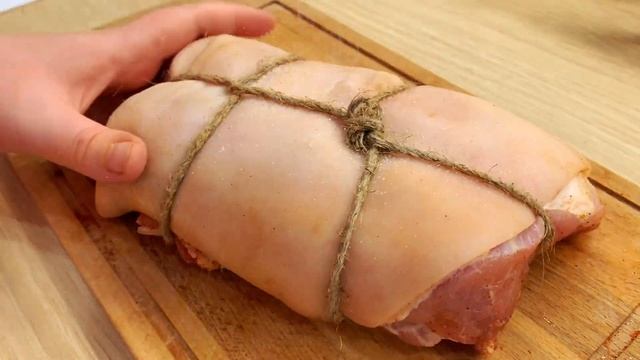 Запеченная свиная рулька с черносливом - потрясающая мясная закуска для праздничного стола