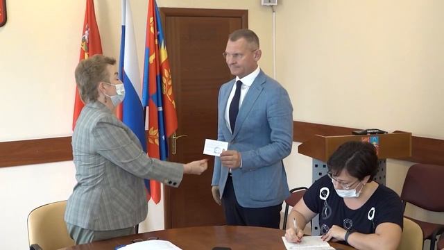 (12+) Вячеслав Фомичев получил удостоверение зарегистрированного кандидата в депутаты Госдумы РФ